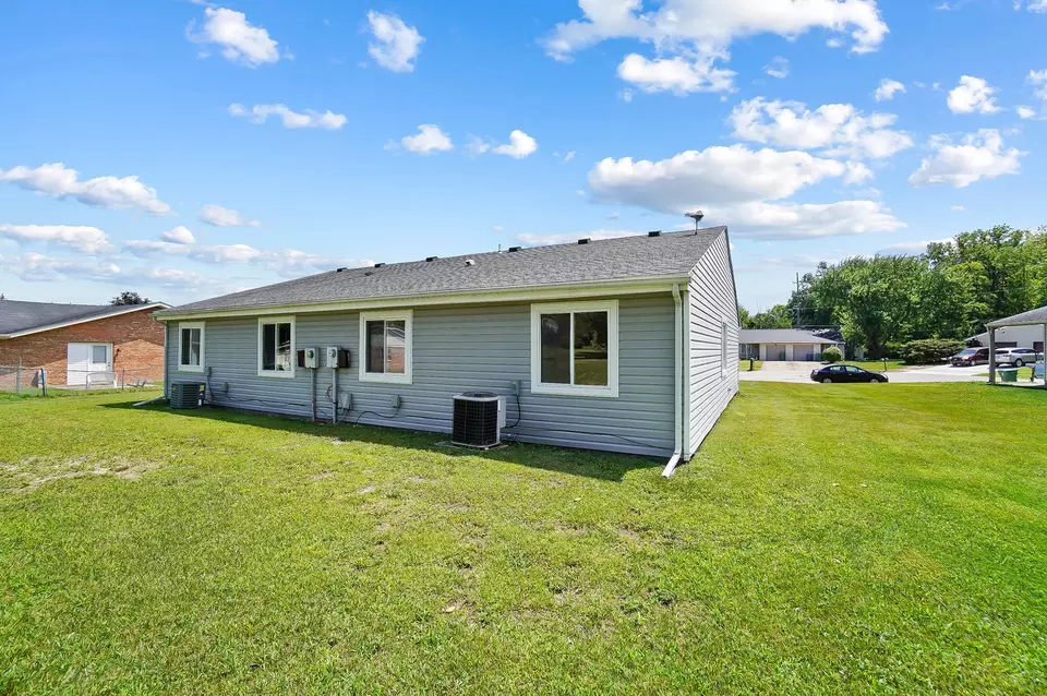 Exterior - 624 Mohican Ct, Sidney, OH 45365 photo 4 of 5