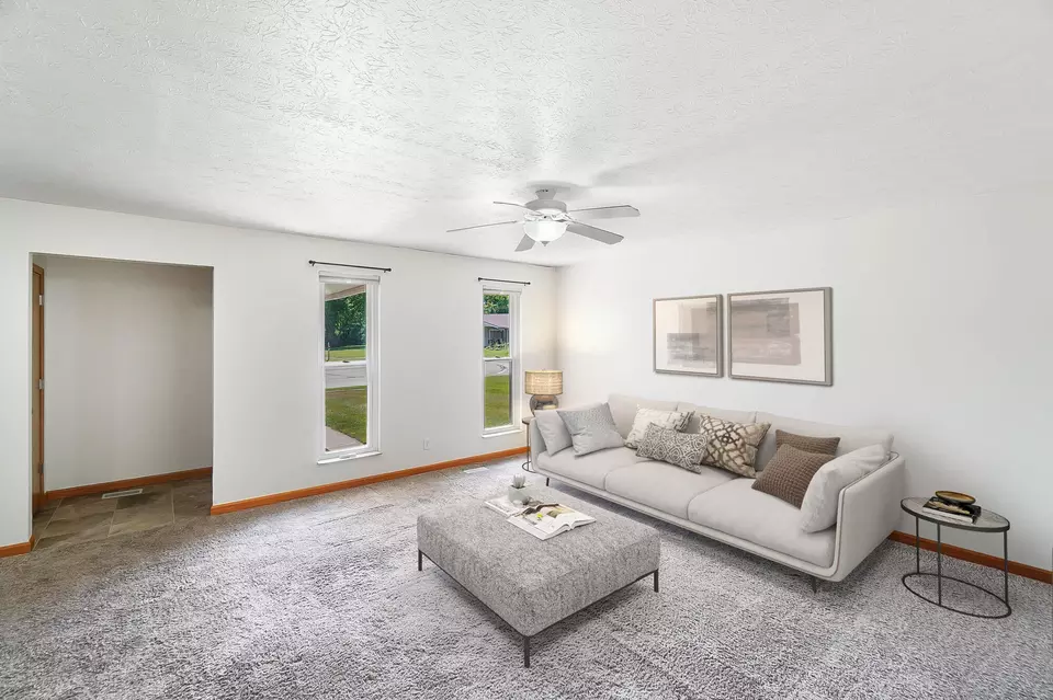 Living - 624 Mohican Ct, Sidney, OH 45365 photo 2 of 3