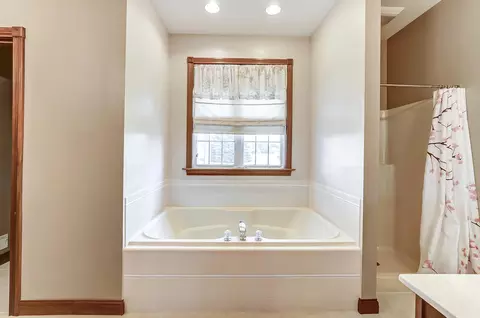 Bath - 2965 Windy Ridge Dr, Springfield, OH 45502 photo 2 of 4