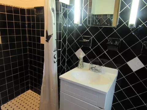 Bath - 805 S Western Ave, Springfield, OH 45506 photo 2 of 9