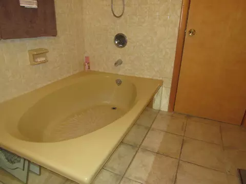 Bath - 805 S Western Ave, Springfield, OH 45506 photo 9 of 9