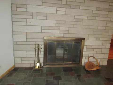 Living - 805 S Western Ave, Springfield, OH 45506 photo 2 of 7