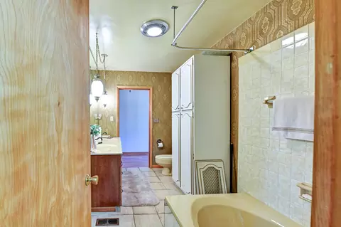 Bath - 805 S Western Ave, Springfield, OH 45506 photo 4 of 9