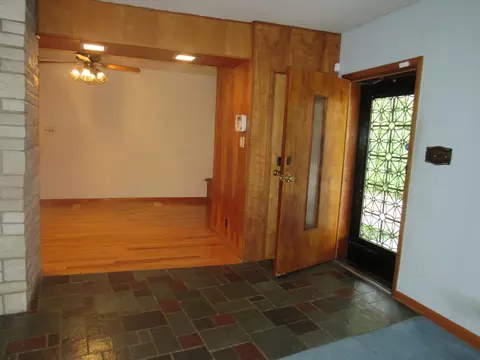 Entry Way - 805 S Western Ave, Springfield, OH 45506 photo 1 of 2