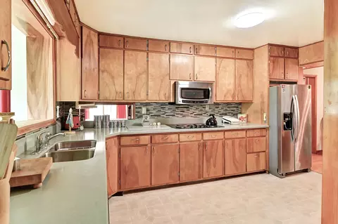 Kitchen - 805 S Western Ave, Springfield, OH 45506 photo 12 of 14