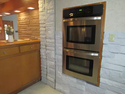 Kitchen - 805 S Western Ave, Springfield, OH 45506 photo 4 of 14