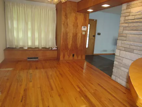 Living - 805 S Western Ave, Springfield, OH 45506 photo 6 of 7
