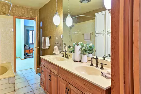 Bath - 805 S Western Ave, Springfield, OH 45506 photo 5 of 9