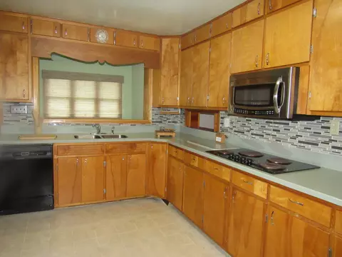 Kitchen - 805 S Western Ave, Springfield, OH 45506 photo 5 of 14