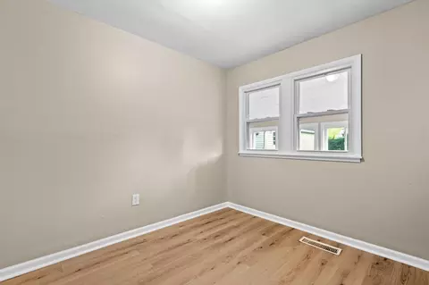 Bedroom - 2127 S Hadley Rd, Springfield, OH 45505 photo 4 of 5