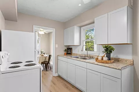 Kitchen - 2127 S Hadley Rd, Springfield, OH 45505 photo 1 of 2