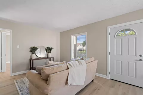Entry Way - 2127 S Hadley Rd, Springfield, OH 45505 photo 2 of 3