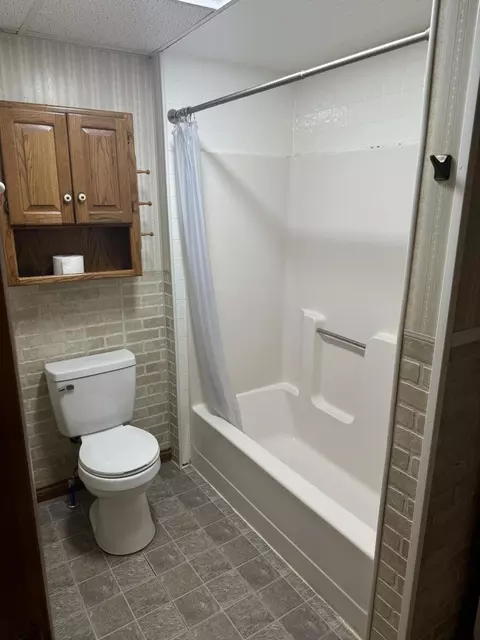 Bath - 1205 Skinner Ln, Springfield, OH 45504 photo 3 of 4