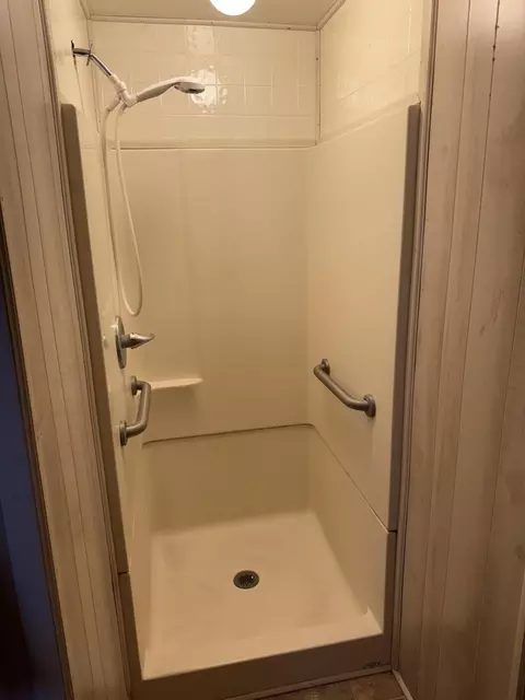 Bath - 1205 Skinner Ln, Springfield, OH 45504 photo 2 of 4