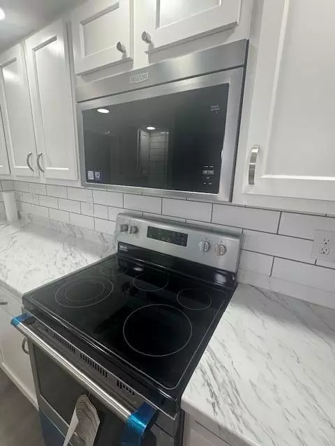 Kitchen - 4989 Willowdale Rd, Springfield, OH 45502 photo 9 of 11