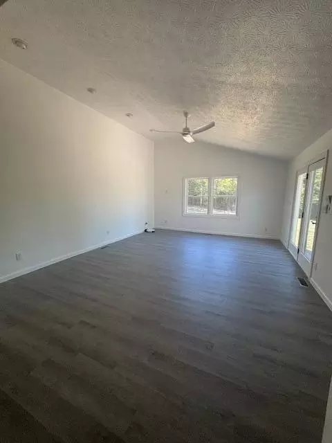 Living - 4989 Willowdale Rd, Springfield, OH 45502 photo 4 of 7