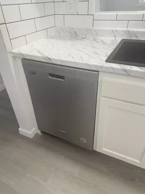 Kitchen - 4989 Willowdale Rd, Springfield, OH 45502 photo 8 of 11