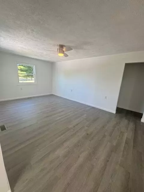 Living - 4989 Willowdale Rd, Springfield, OH 45502 photo 2 of 7
