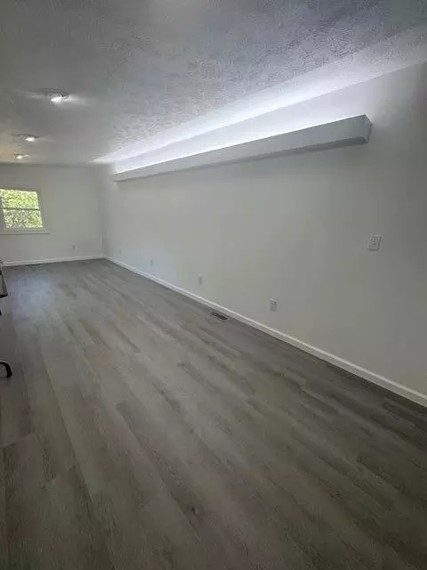Living - 4989 Willowdale Rd, Springfield, OH 45502 photo 6 of 7