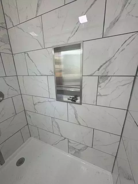 Bath - 4989 Willowdale Rd, Springfield, OH 45502 photo 5 of 8