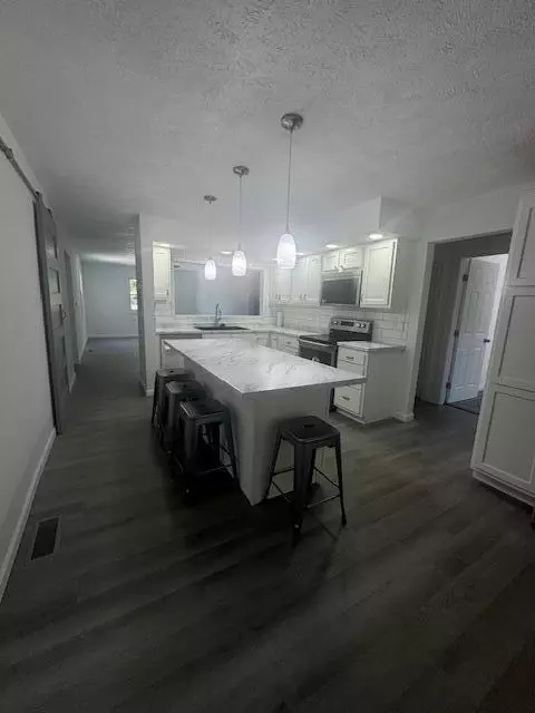 Kitchen - 4989 Willowdale Rd, Springfield, OH 45502 photo 10 of 11