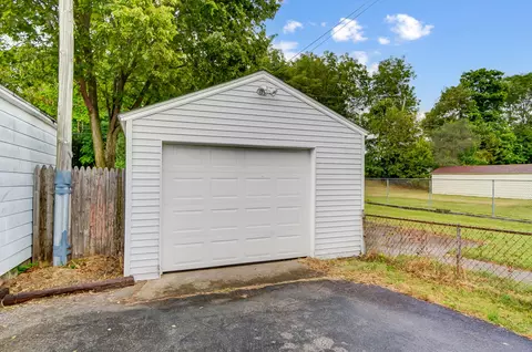 Exterior - 1802 N Sweetbriar Ln, Springfield, OH 45505 photo 8 of 8