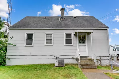 Exterior - 1802 N Sweetbriar Ln, Springfield, OH 45505 photo 3 of 8