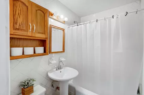 Bath - 1802 N Sweetbriar Ln, Springfield, OH 45505 photo 1 of 1