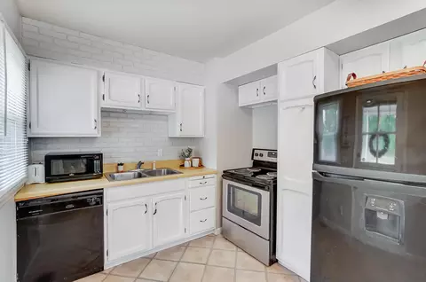 Kitchen - 1802 N Sweetbriar Ln, Springfield, OH 45505 photo 1 of 2