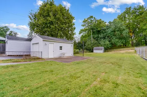 Exterior - 1802 N Sweetbriar Ln, Springfield, OH 45505 photo 5 of 8