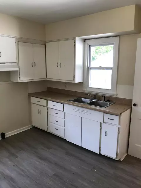 Kitchen - 332 Warren Dr, Springfield, OH 45503 photo 1 of 2