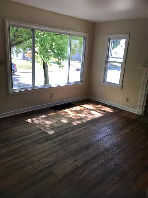 Living - 332 Warren Dr, Springfield, OH 45503 photo 2 of 2