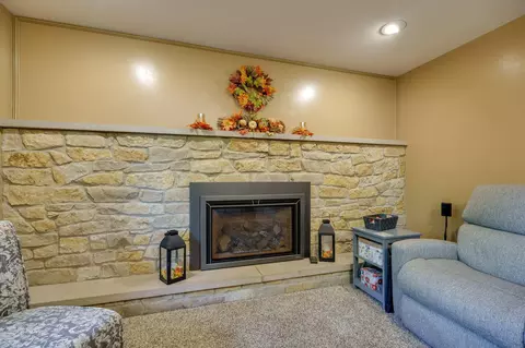 Living - 3847 Rocky Point Rd, Springfield, OH 45502 photo 4 of 10