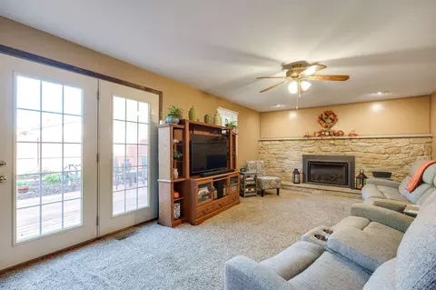 Living - 3847 Rocky Point Rd, Springfield, OH 45502 photo 2 of 10