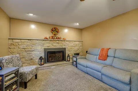 Living - 3847 Rocky Point Rd, Springfield, OH 45502 photo 3 of 10