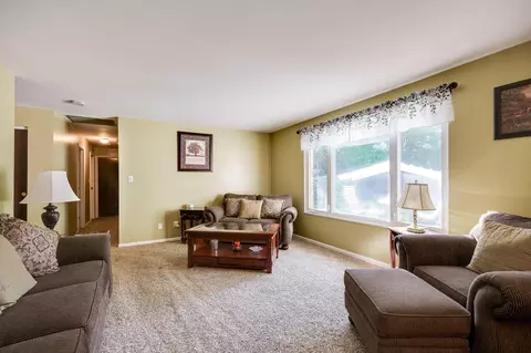 Living - 3847 Rocky Point Rd, Springfield, OH 45502 photo 7 of 10