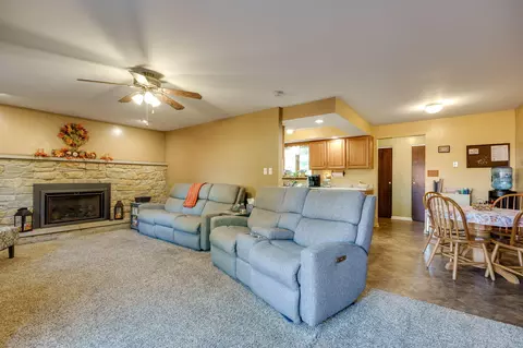 Living - 3847 Rocky Point Rd, Springfield, OH 45502 photo 6 of 10