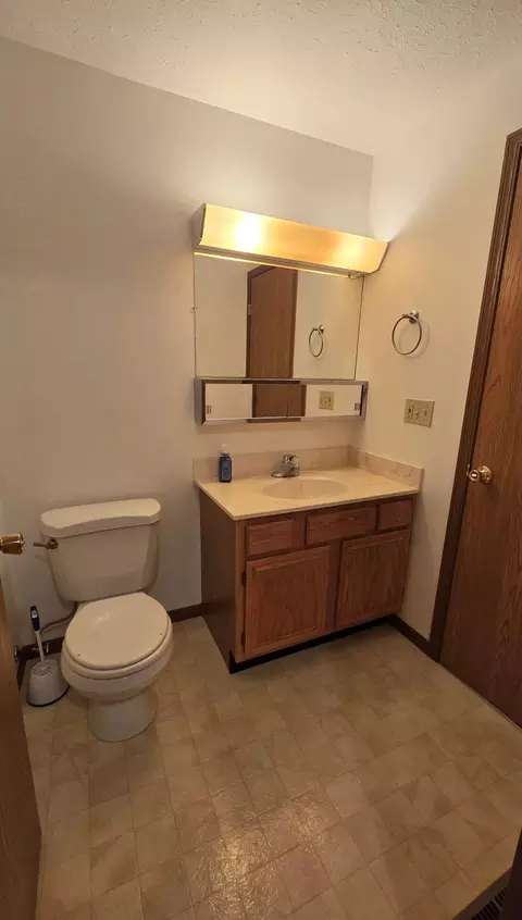 Bath - 4615 Reno Ln, Springfield, OH 45503 photo 5 of 5