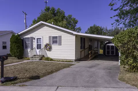 24 E Lake Dr, Wapakoneta, OH 45895