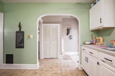 Entry Way - 1336 N Limestone St, Springfield, OH 45503 photo 3 of 6