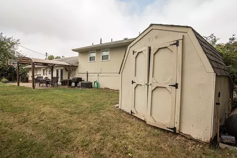 Exterior - 3136 Bristol Dr, Springfield, OH 45503 photo 4 of 6