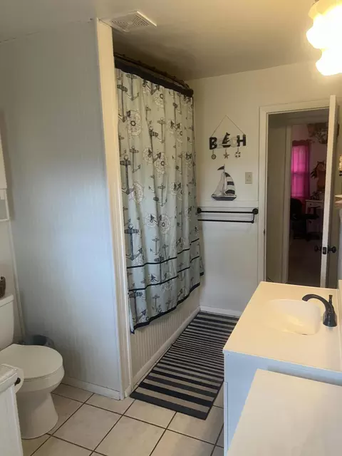 Bath - 3136 Bristol Dr, Springfield, OH 45503 photo 3 of 5