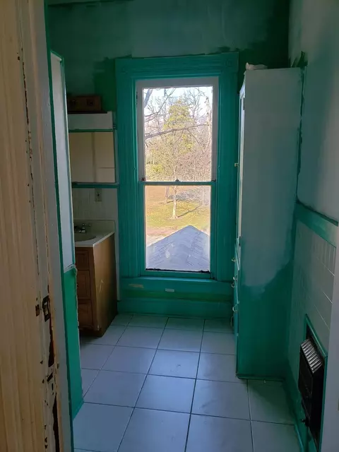 Bath - 1417 E High St, Springfield, OH 45505 photo 6 of 6