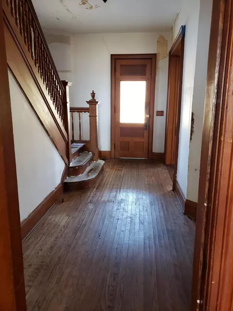 Entry Way - 1417 E High St, Springfield, OH 45505 photo 2 of 6
