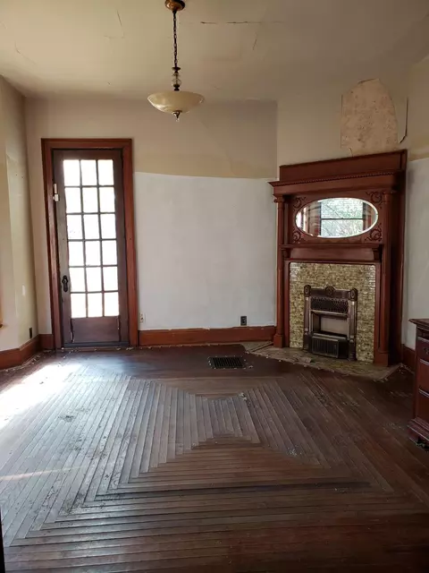 Living - 1417 E High St, Springfield, OH 45505 photo 2 of 3