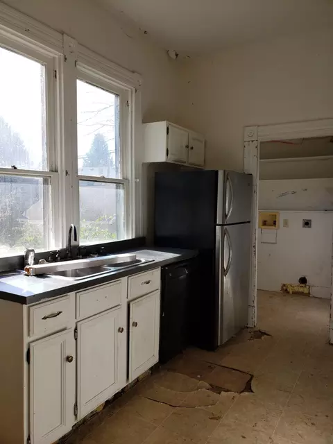 Kitchen - 1417 E High St, Springfield, OH 45505 photo 2 of 4