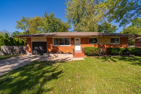 5811 Bayside Dr, Dayton, OH 45431
