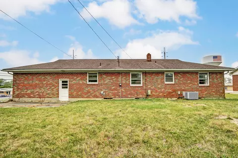 Exterior - 1450 Moorefield Rd, Springfield, OH 45503 photo 2 of 5