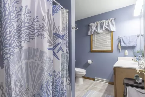 Bath - 12803 Luthman Rd, Minster, OH 45865 photo 3 of 4
