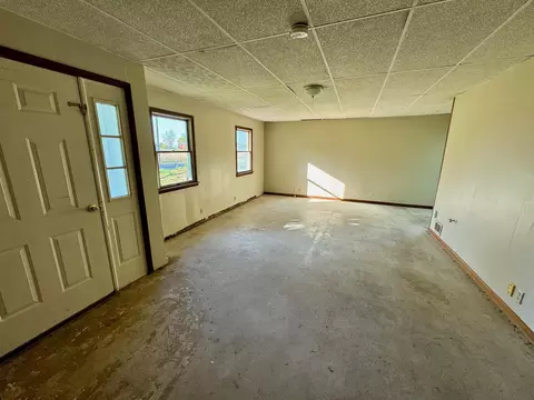 Living - 916 Victory Rd, Springfield, OH 45504 photo 2 of 4